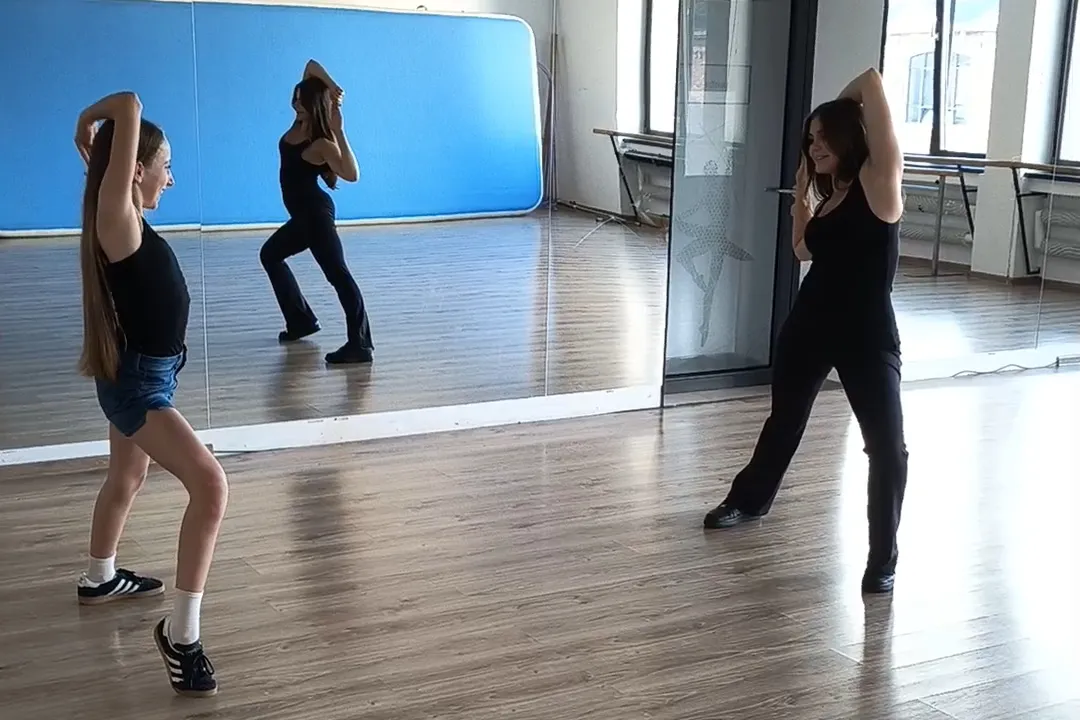Uczestniczki warsztatów Catwalk & Beyond podczas pracy lub backstage’u