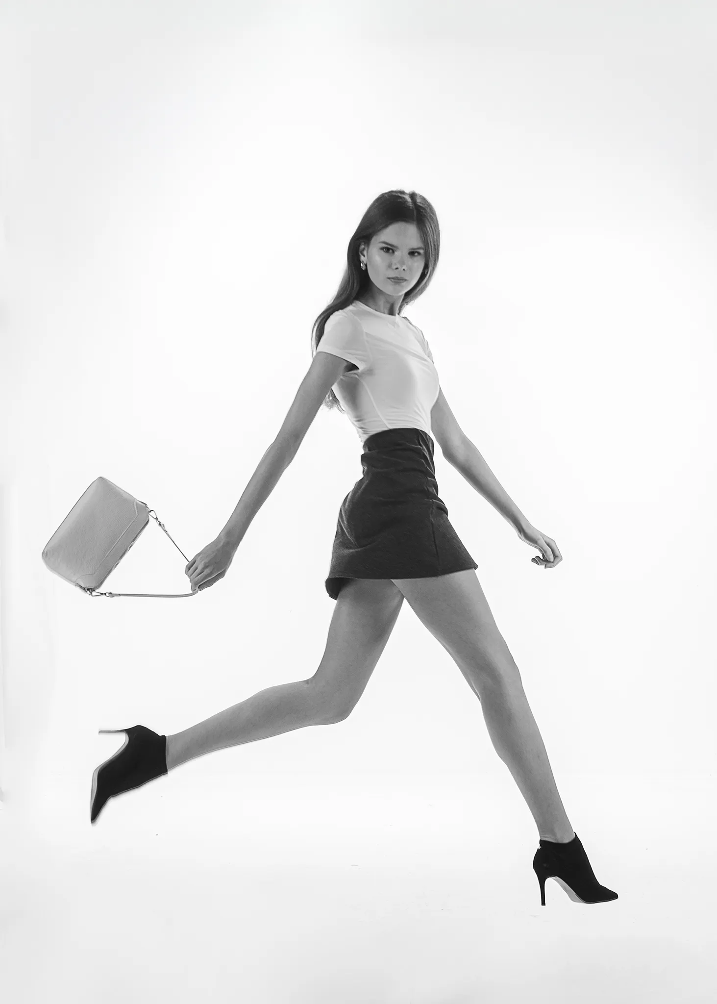 Modelka w ruchu podczas minimalistycznej sesji lookbook do portfolio