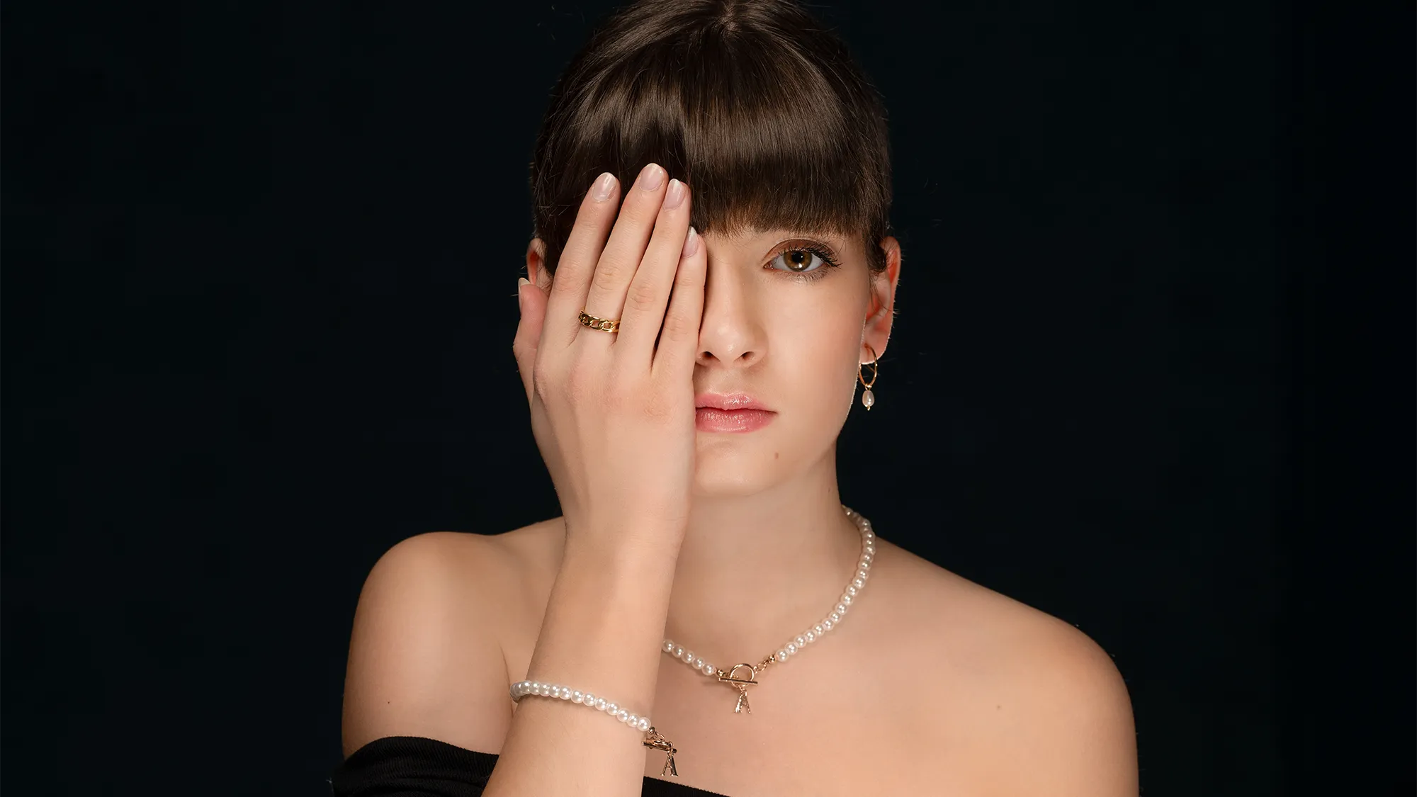 Portret beauty modelki z biżuterią wykonany do portfolio